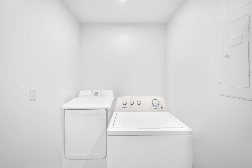 Building Photo - 2460 SW 58th Mnr