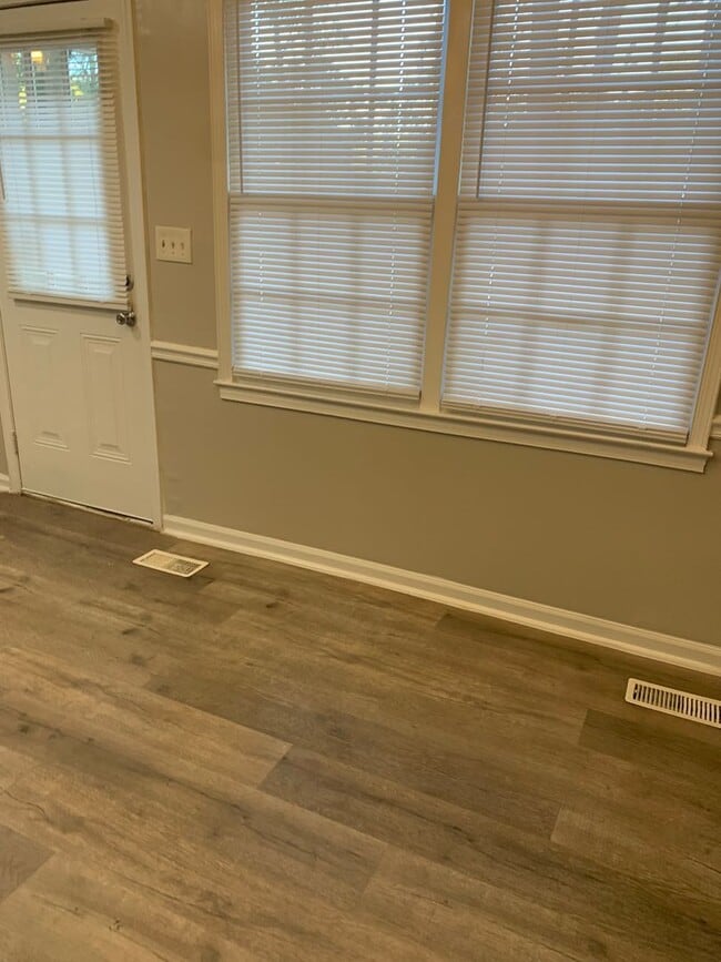 Building Photo - 3 BEDROOM BRICK RANCH WITH FENCED IN BACK ...