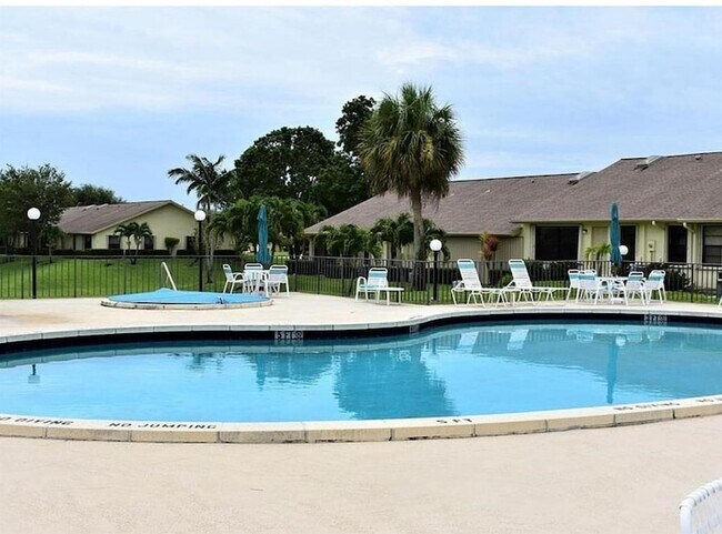 Building Photo - 7716 SE Sugar Sand Cir