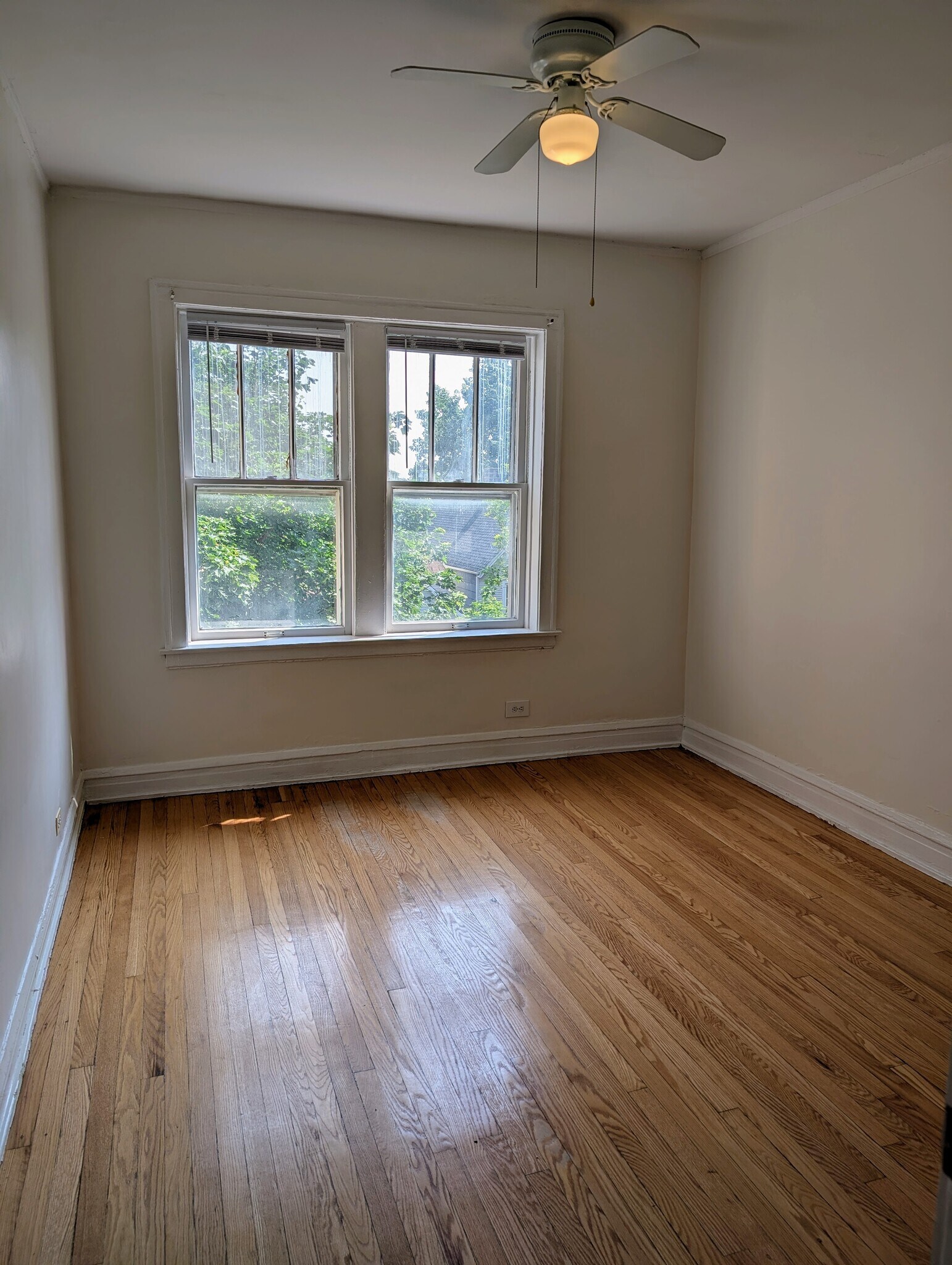 Front Bedroom - 3508 W Dickens Ave