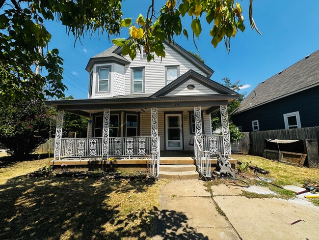 Building Photo - 615 NW Arlington Ave