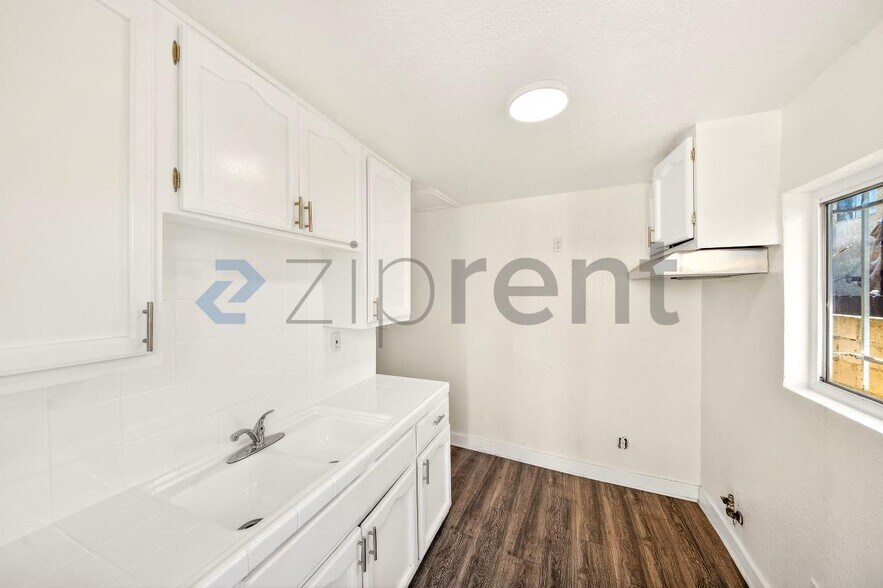 Building Photo - 1737 E 108th St