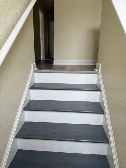 Building Photo - 834 Indianola Ct