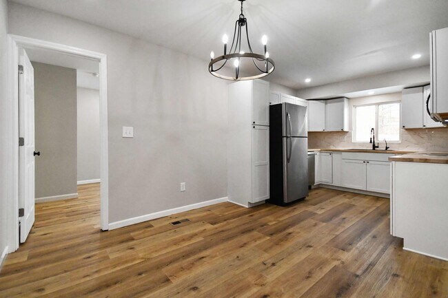 Building Photo - Pet Friendly Three Bedroom!