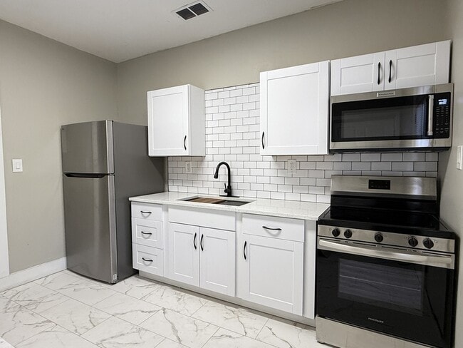 Building Photo - 728 W 39th St