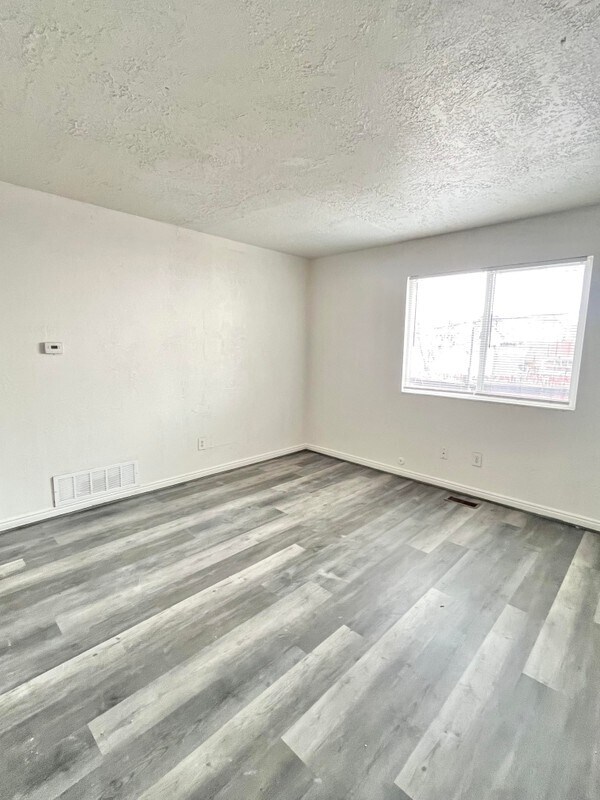 Building Photo - 920 W Montague Ave