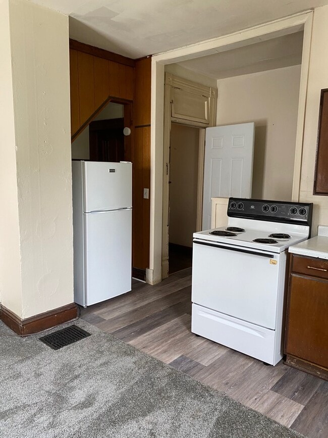 Building Photo - 310 S 6th St