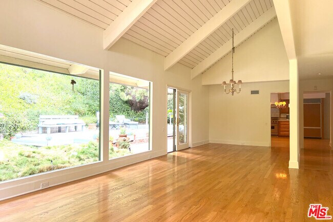 Building Photo - 2325 Banyan Dr
