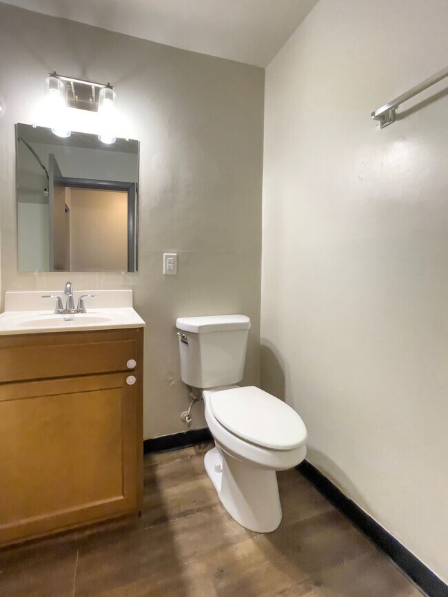 Building Photo - Ample Closet Space