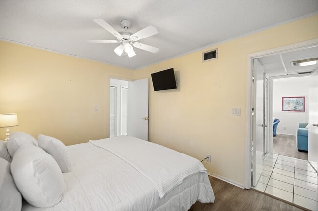 Building Photo - 775 Gulf Shore Dr