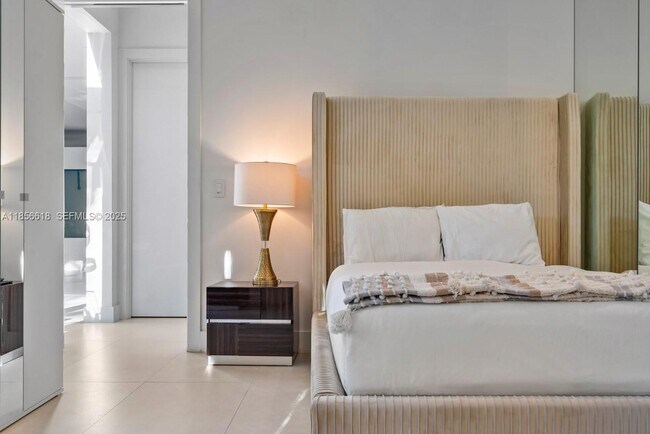 Building Photo - 310 SE 11th Ave