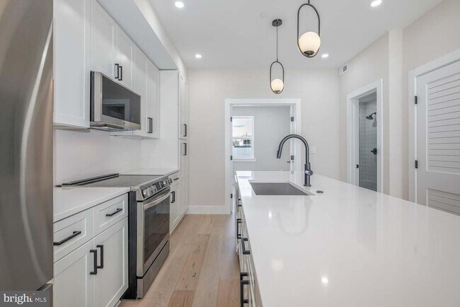 Building Photo - 722 Kenyon St NW