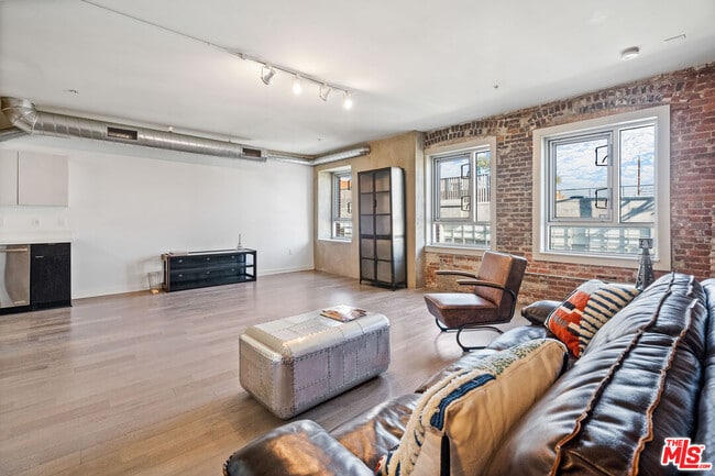 Building Photo - 527 Molino St