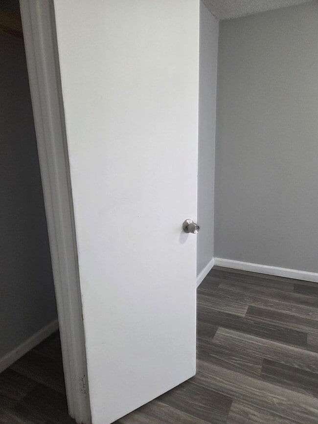 Building Photo - 4 Bed 1 Bath - NEW TO MARKET