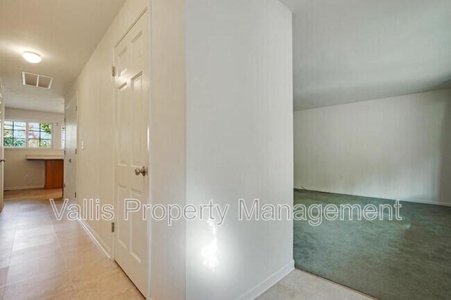 Building Photo - 3385 Camellia Dr S