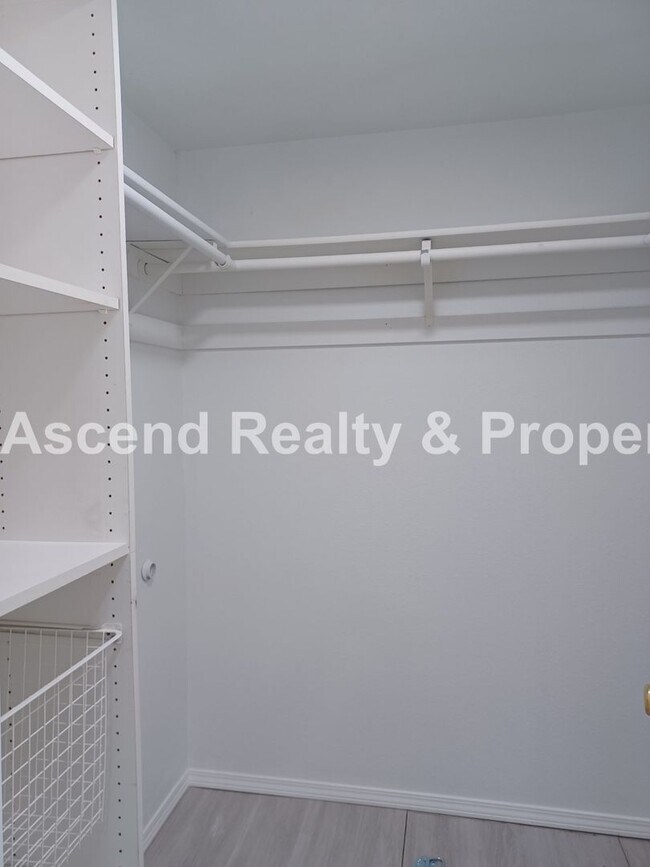Building Photo - Remodeled Ranch on CuldeSac Large Fenced B...