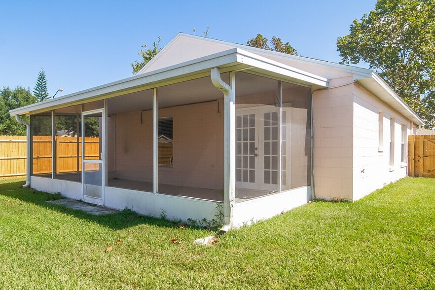 Building Photo - 13500 Glasser Ave