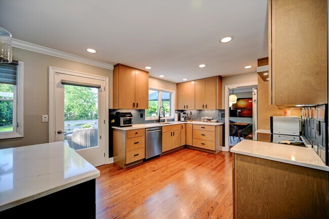 Building Photo - 117 Elm Ln