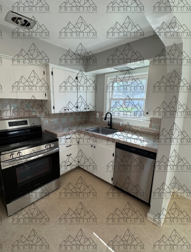 Building Photo - Large 4 Bedroom 2 Bath