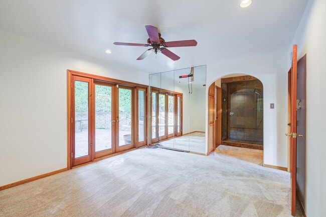 Building Photo - HOLIDAY SPECIAL***2 WEEKS FREE** 3 Bed/2 Bath Oasis in Royal Woods - Available Now