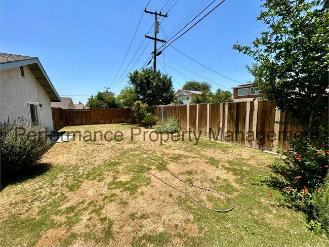 Building Photo - 2716 Catalina Dr
