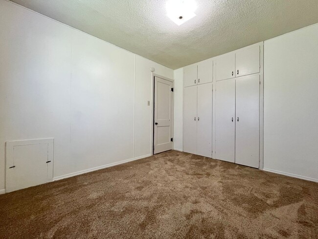 Building Photo - 2 Bed 1 Bath House with Garage