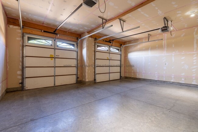 Building Photo - Looking for Air Conditioning? - 4 Bed 2.5 Bath upgraded townhome