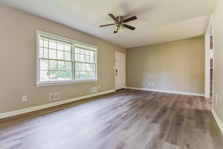 Building Photo - 6681 Green Meadows Ln