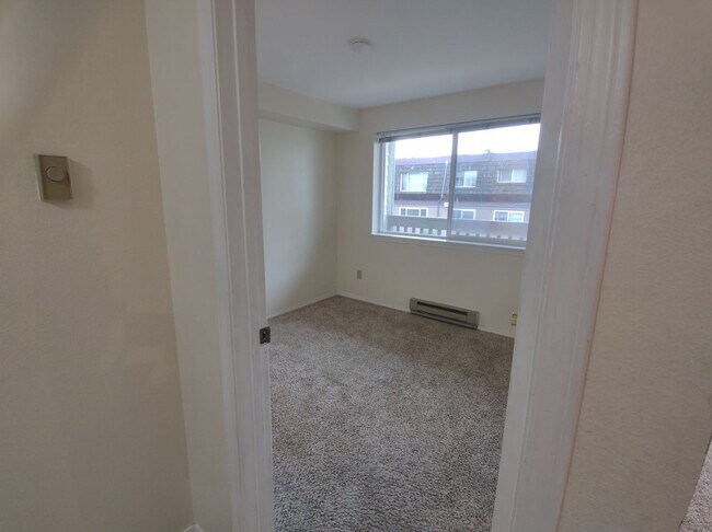 Building Photo - Well-Maintained 1BR Condo Near North Seattle College with Parking & Storage