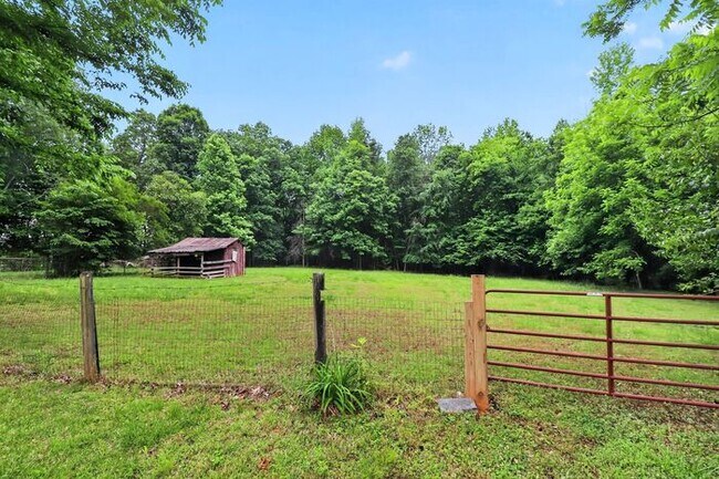 Building Photo - 3BD/2BA Single Family Home on Large Lot!