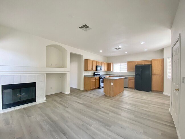 Building Photo - Nice two-story single family house with 3 bedrooms and 2 baths