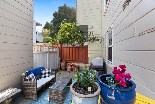 Building Photo - Stunning, Pet Friendly Edwardian 2BR Remod...
