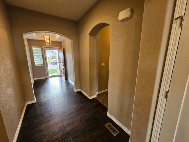Building Photo - Beautiful 5 Bedroom, 3.5 Bath, 4 Car Garag...