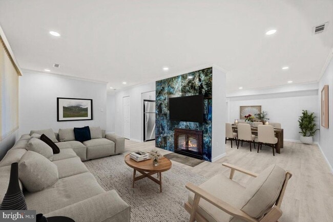 Building Photo - 16 E Bluebell Ln