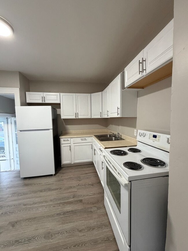 Building Photo - Welcome to this charming 2-bedroom, 1-bathroom single-family home located in the heart of Indiana...