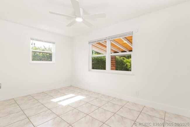 Building Photo - 411 Summa St