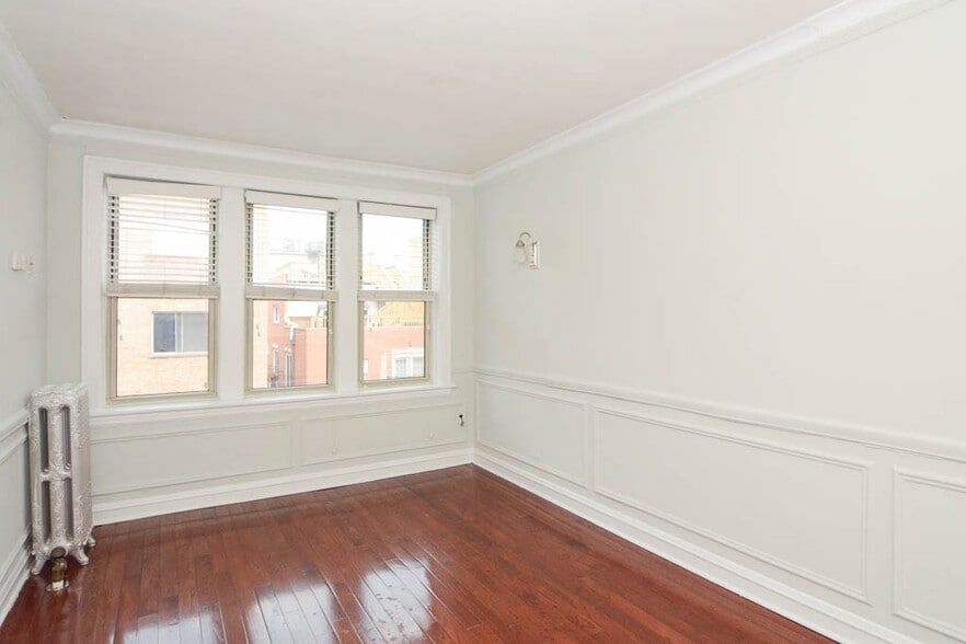 Building Photo - 549.5 W Surf St