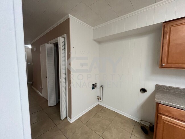 Building Photo - COMING SOON! Spacious townhouse in the heart of Lafayette!