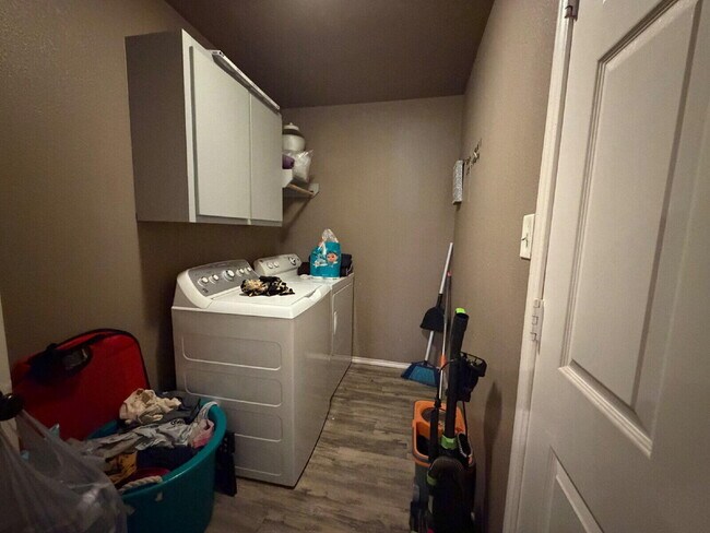 Building Photo - 2205 Cedar Ave