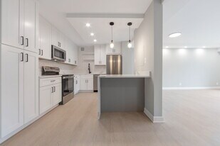 Building Photo - 205 Yoakum Pky