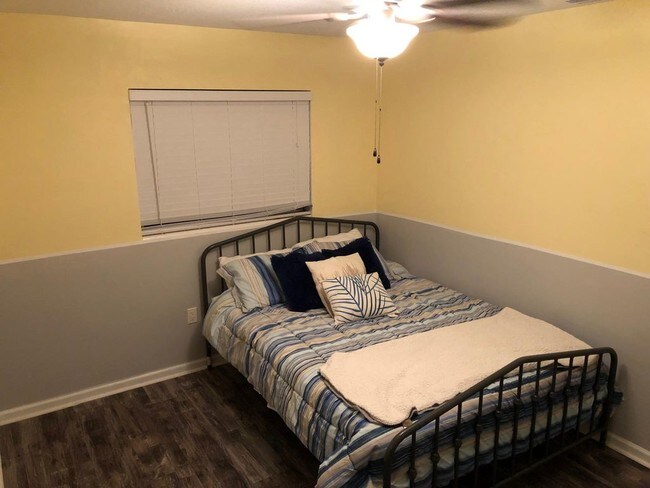 Building Photo - 5516 Sedgefield St