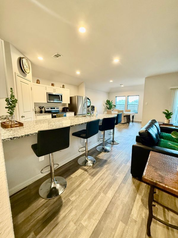 Building Photo - 302 Del Monte Dr