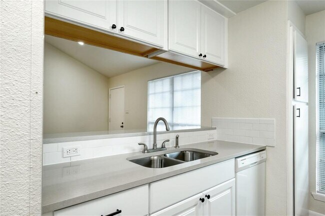 Building Photo - 107 Nicole Cove