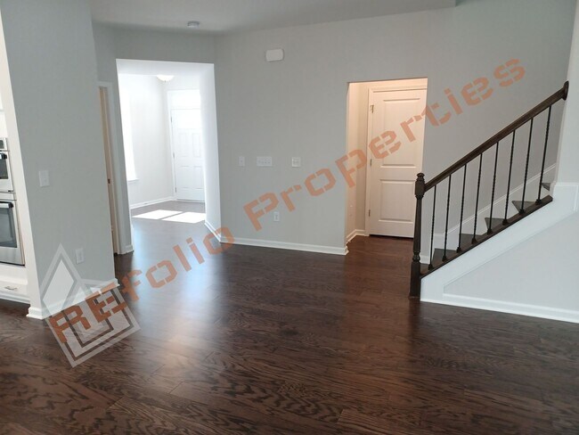 Building Photo - Gorgeous 4 Bedroom House with 1st Floor Pr...