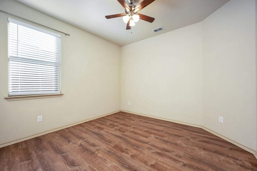 Building Photo - 3108 Tamarack Ln