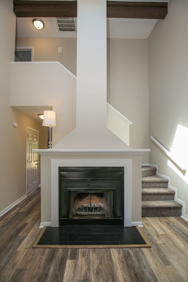 Building Photo - Updated Townhome w/GARAGE in BRANCHWOOD!