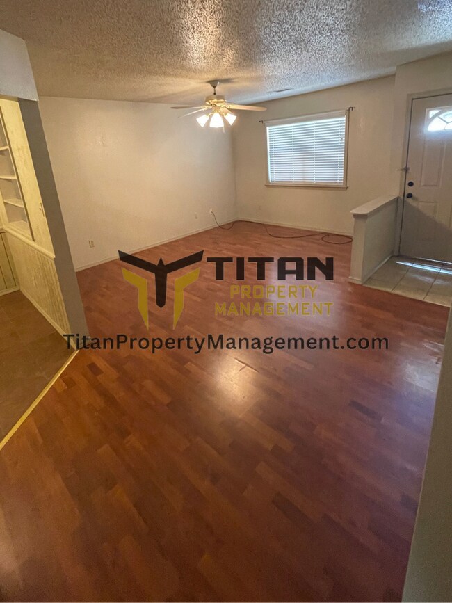 Building Photo - 2 Bed/2 Bath End Unit Apartment