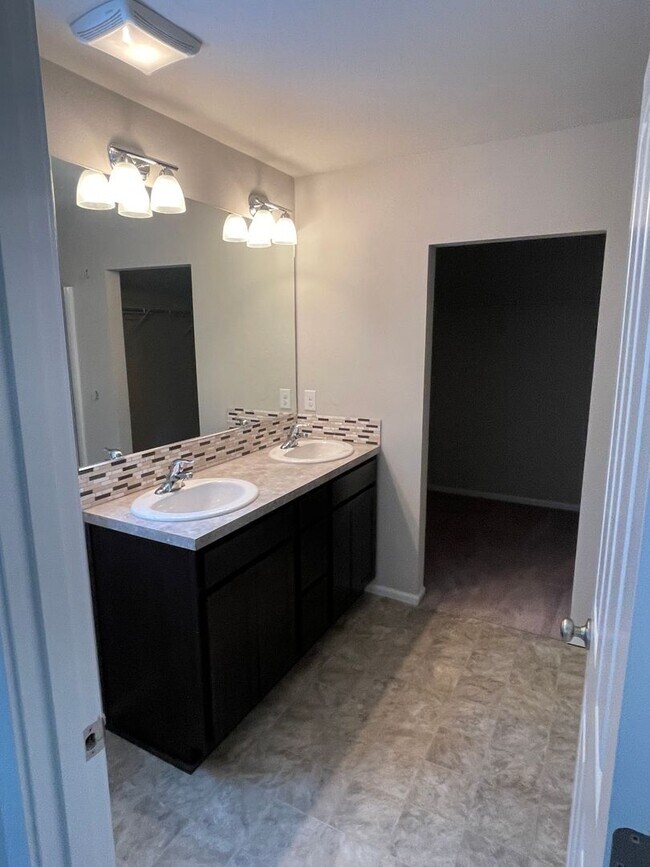 Building Photo - Gorgeous 4 Bed 3 Bath Home Built in 2019!