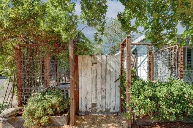 Building Photo - Charming 3 bed 1 bath home in Davis