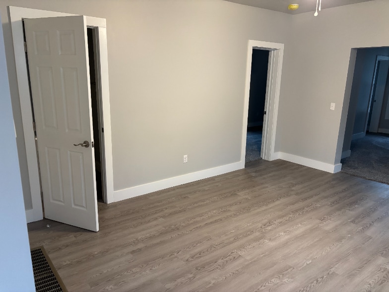 Building Photo - 523 W 17th St